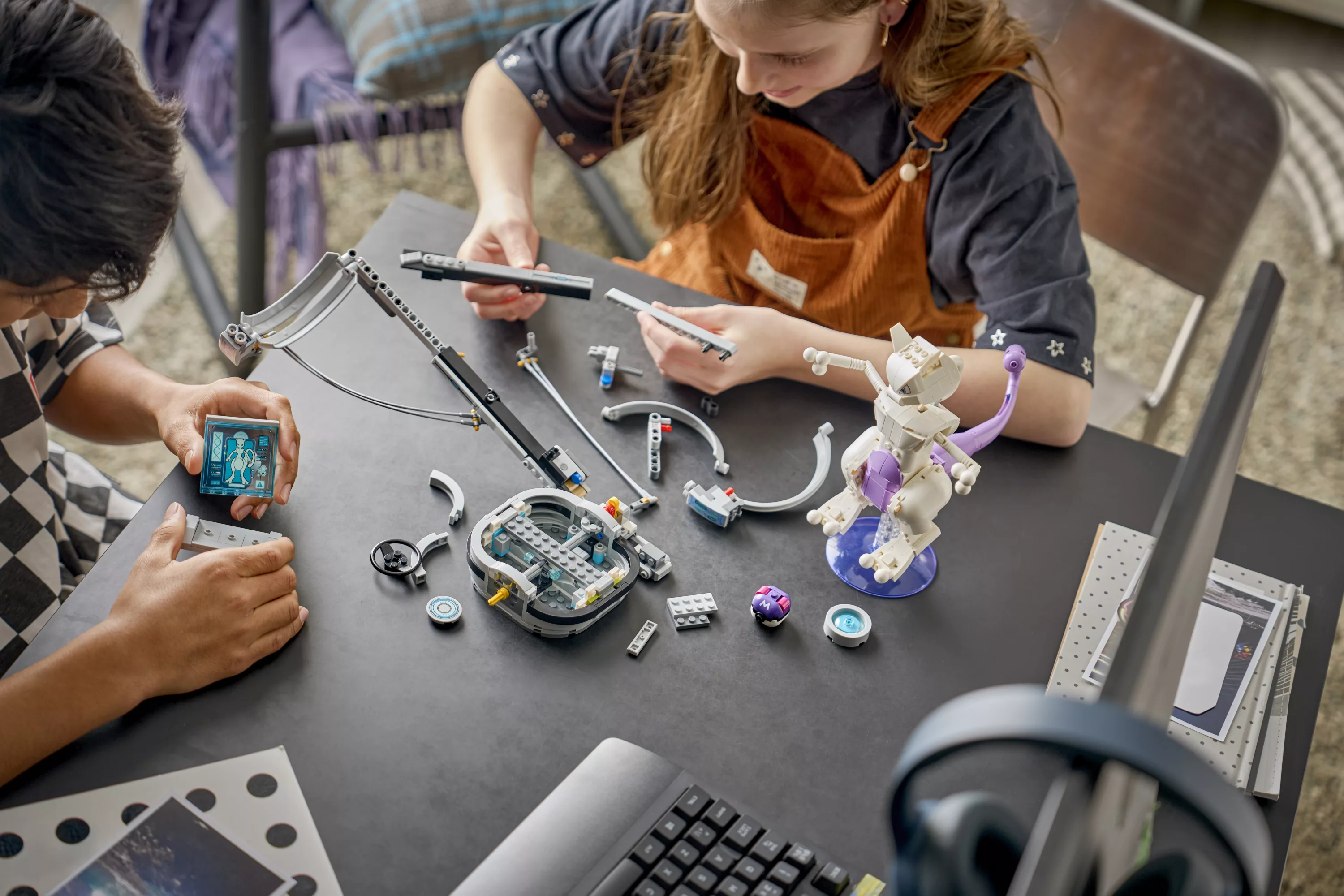 LEGO® Pokemon™ SMART Play Mewtwo s Lab Break Product Image 2