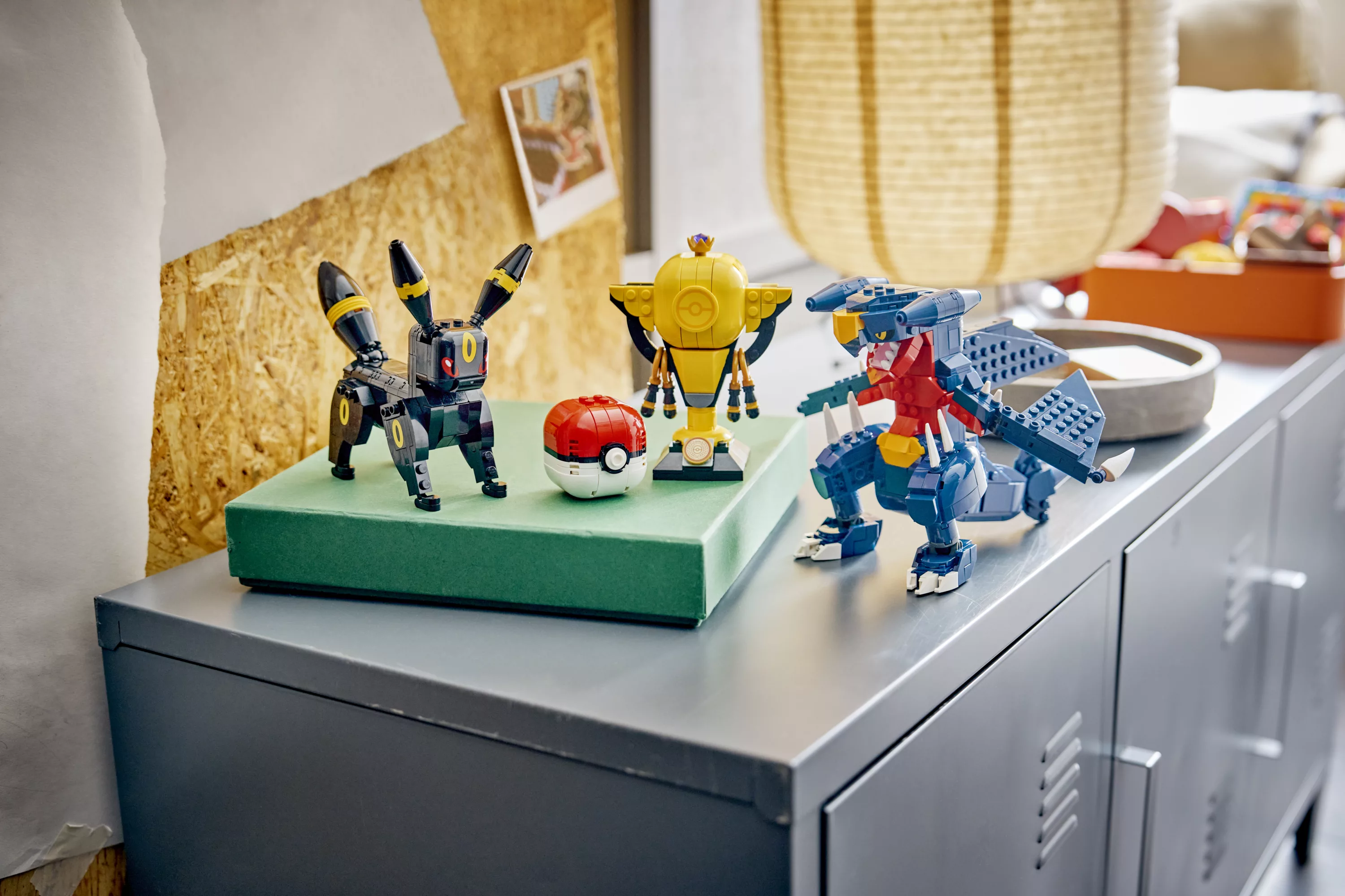 LEGO® Pokemon™ SMART Play Umbreon vs. Garchomp Championship Battle Product Image 5