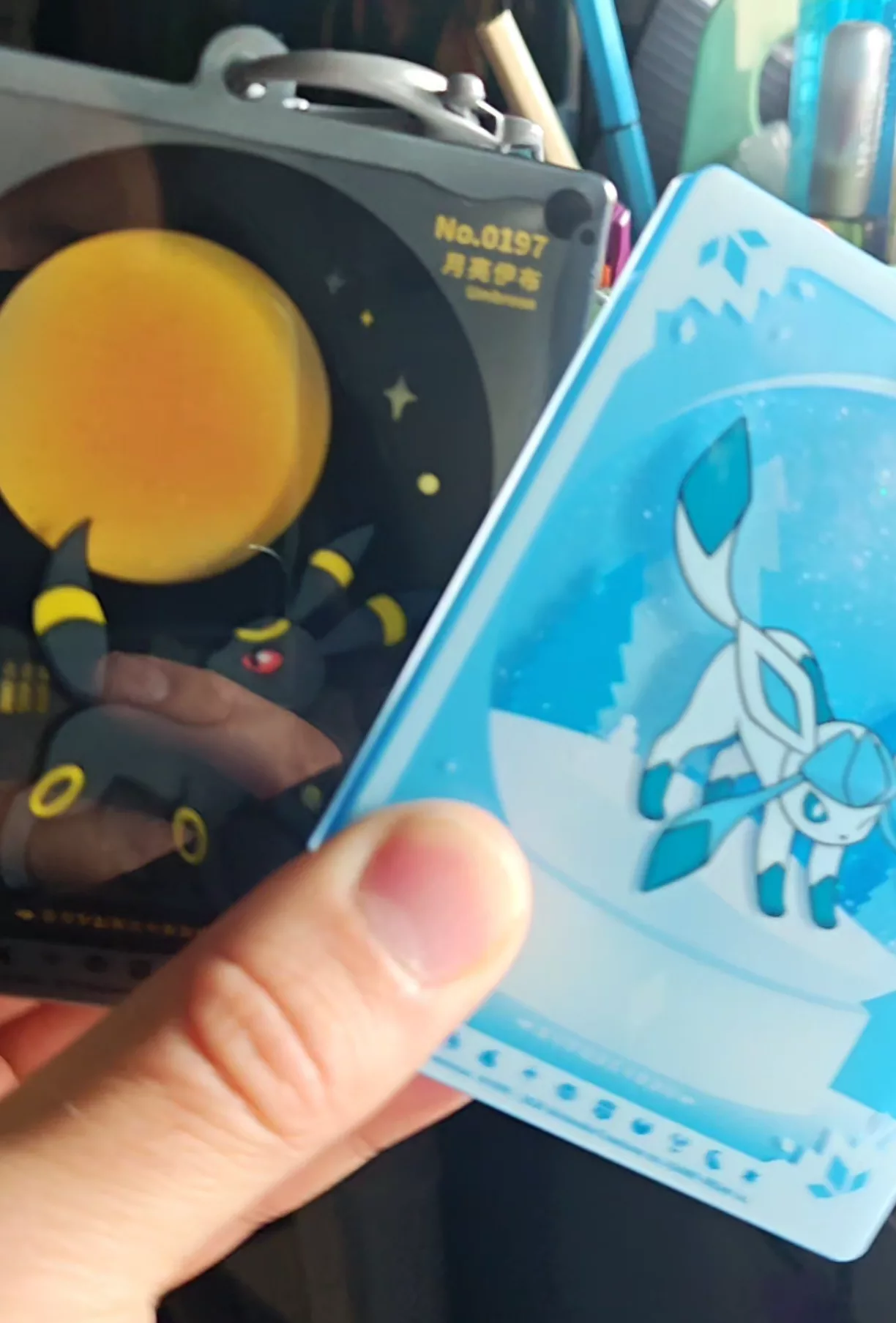 Cy czas odkrywam coś nowego, okazuje się że te zawieszki mają w środku brokat! Bogowie jak to super wygląda! #pokemontcg #pokemontiktok #cutepokemon #kartypokemon #pokemoncollector czemu takich produktów nie ma po angielsku to ja nie rozumiem... 