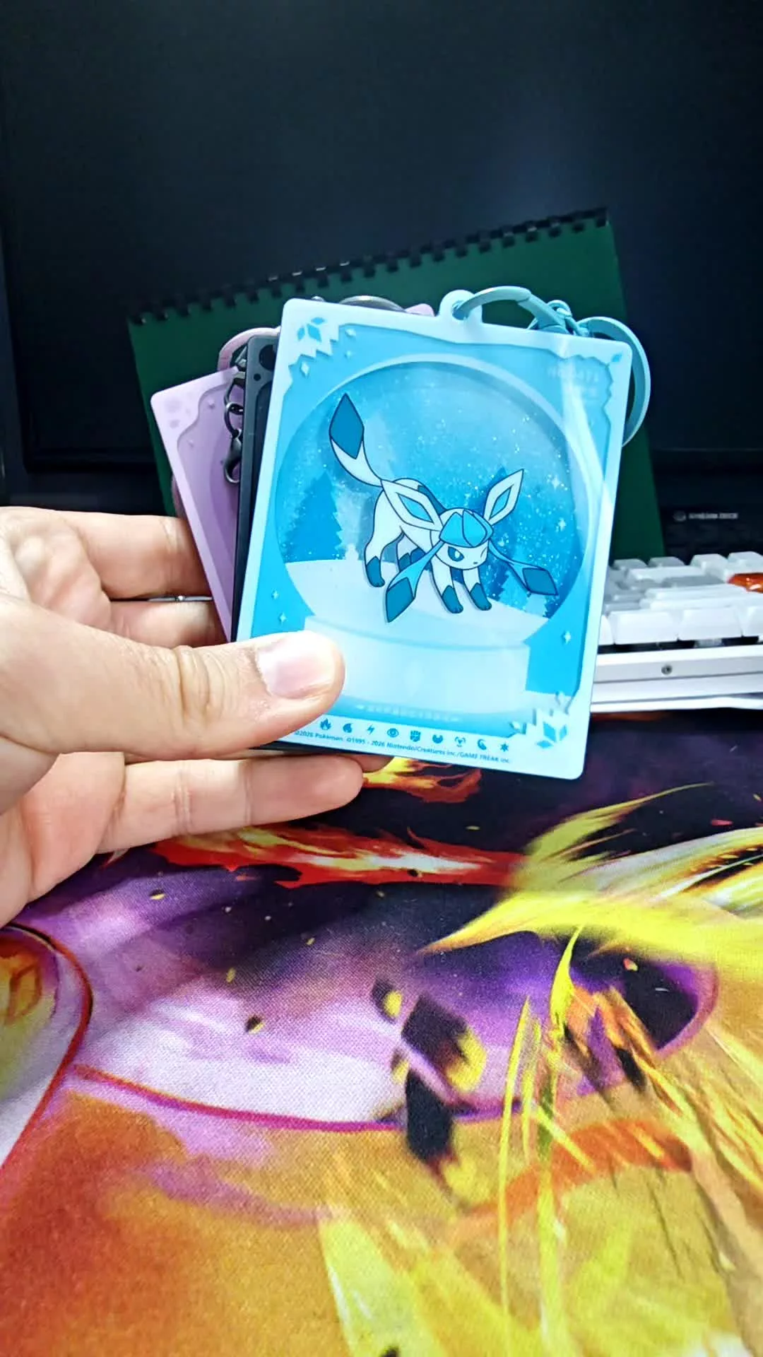 Przecież te zawieszki są przepiękne! Możecie kupić na przykład na @PikaShop.pl ja już mam trzy ale na trzech się nie skończy! Cały czas polujemy na Vaporeona! #pokemontcg #pokemoncollector #pokemontiktok #pokemonfan #pokemonpulls 