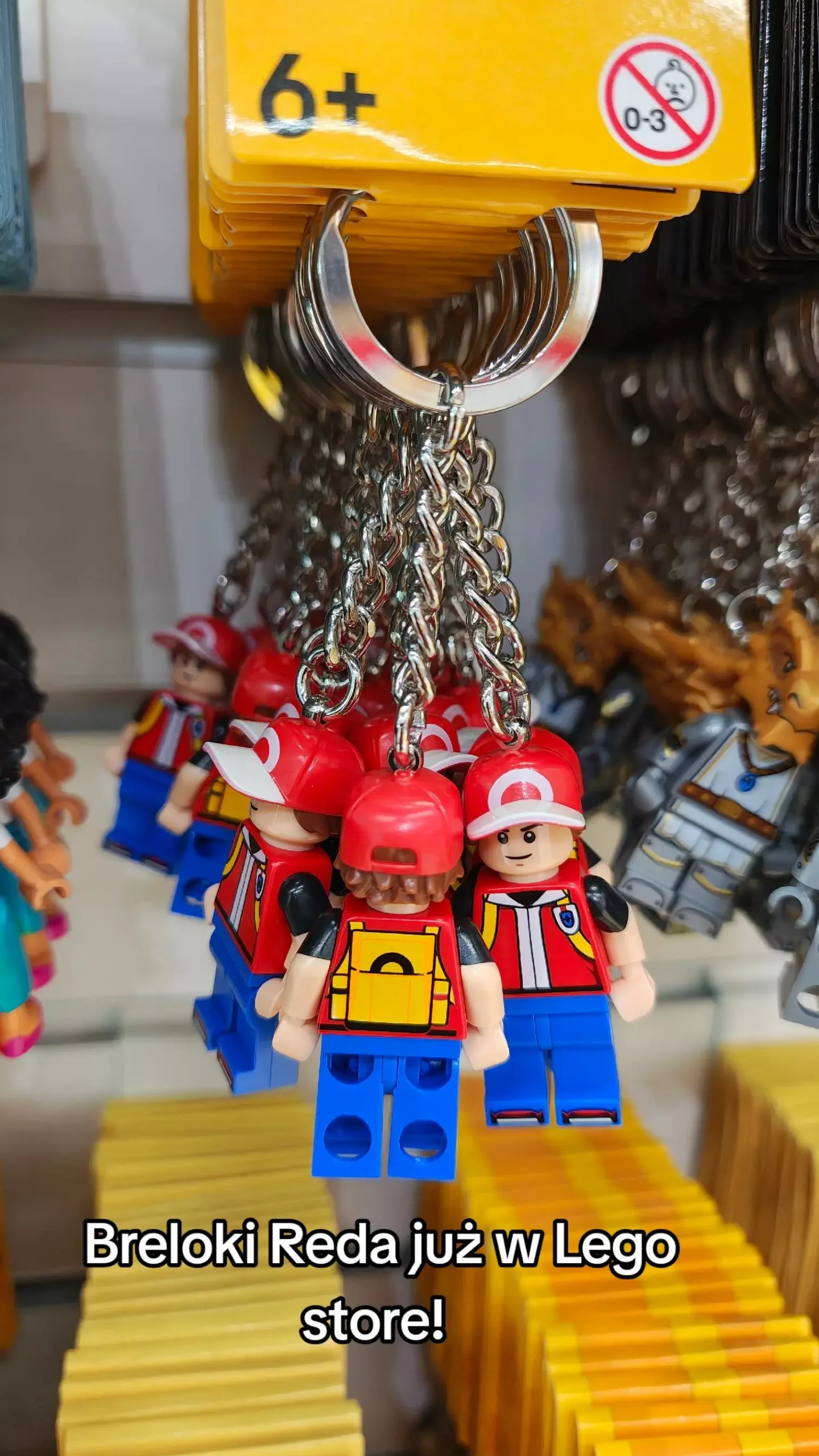 Byłem w moim ulubionym #legostore w galerii #posnania i są już breloki #legopokemon z #trainerred i inne! Ja oczywiście sobie kupiłem bo właśnie na nie czekałem! Ale jest też duży model Reda i ogromny stadion Pokeball! Ale cena po prostu zwala z nóg! #pokeball to już w ogóle jest aż tragicznie drogi! No ale na szczęście mój syn uwielbia te co mają smart bricka. A wy kupiliście już jakieś nowe zestawy z Lego? 