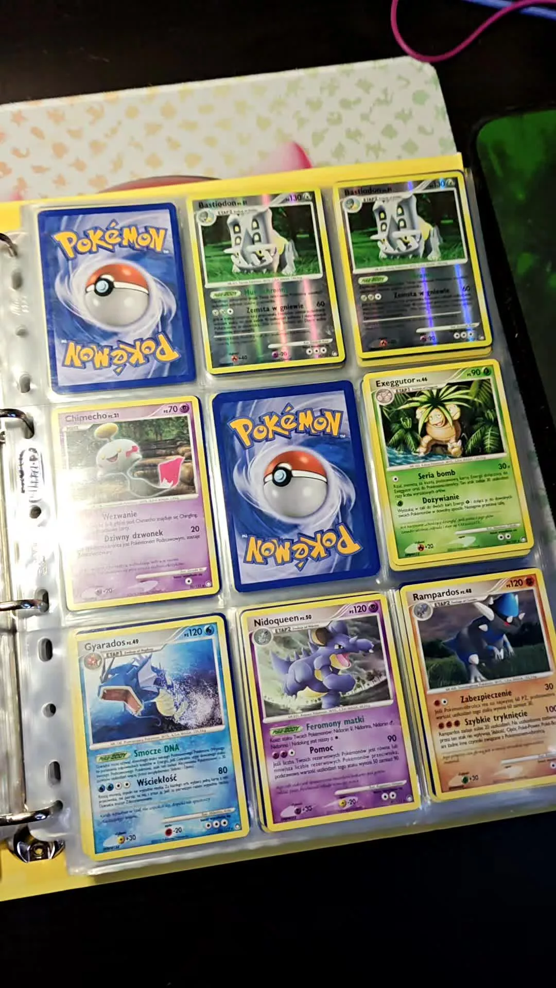 Karty pokemon po polsku? Oczywiście że były! Ale lata temu i tylko na chwile. W każdym razie oficjalne polskie karty Pokemon były możliwe do kupienia a dzisiaj ich cena jest niezwykle wysoka i są niezła perełka wśród kolekcjonerów! A wy macie jakieś? Pochwalcie się! #pokemontiktok #tcgcollector #pokemonstuff #pokemontcg #polskiekartypokemon 
